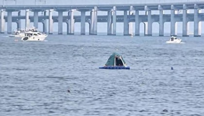 游客在海面搭建移动帐篷露营,大连海警:不违规,但需注意安全