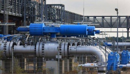 俄罗斯民众紧急排队兑换货币！新制裁终止美元交易？