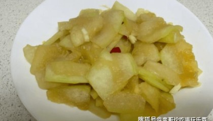 炒冬瓜并不难，只要掌握好火候和调味的技巧，就能够轻松地做出