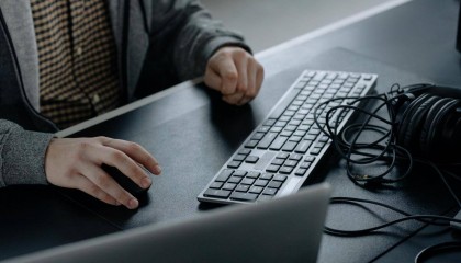 面对恶意软件和网络威胁时应该如何防范