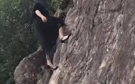 浙江女子穿7厘米高跟鞋“像岩羊一样”爬山引热议,博主回应:常爬此山,光脚下山
