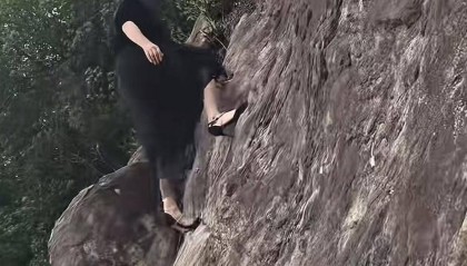 浙江女子穿7厘米高跟鞋“像岩羊一样”爬山引热议，博主回应：常爬此山，光脚下山