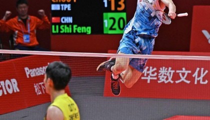 羽毛球世巡赛总决赛：李诗沣胜周天成