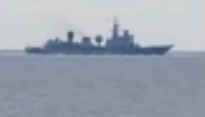 美军再度遭遇耻辱时刻：中国海军6艘战舰包围，815舰插入南海演习