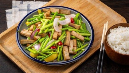 张红甫教你做清新可口的素食佳肴，经典毛豆炒香干的制作技巧