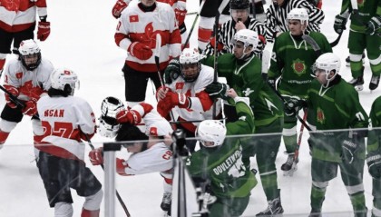 中国香港队队员遭围殴，霍启刚发声