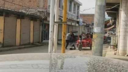 西安一男子当街踢打女子，官方：两人系夫妻