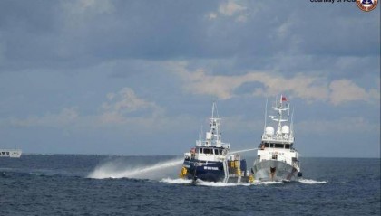 菲船顶着水炮撞击我海警船,马科斯救灾无能,又打南海牌转移视线