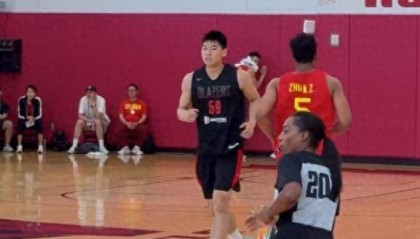 易建联现身观战，中国男篮教学赛不敌开拓者