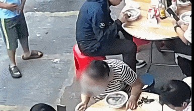 女子吃饭时突然倒地！深圳店主冲了上去，一家3人开始接力...