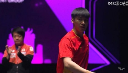 一轮游!张本智和0比3不敌薛飞,日本男乒全部出局,现场观众大喊“张本智和医疗暂停”