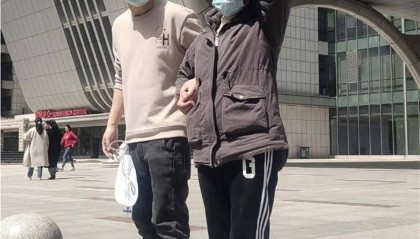 割肝救妻10月后妻子仍不幸去世，男子：不后悔，带着她的爱继续养育两个孩子