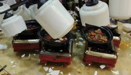 安徽一饭店客人就餐时吊灯砸落，结账时优惠了130元，老板：没有伤到人，客人将此事发到社交平台，饭店名誉受损，打算报警