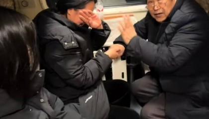 女子坐火车被71岁初中班主任一口叫出名字感动落泪，评论区上演集体“回忆杀”，当事人发声
