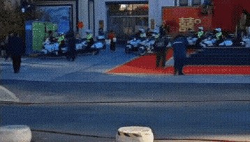 8人穿“警服”为婚礼开路？警方通报