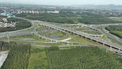 山东高速集团投资建设的临沂至滕州公路柳树庄枢纽互通至费县南互通段建成通车