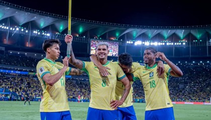 世预赛-埃斯特旺倒钩破门恩里克策动两球 巴西3-0智利