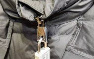 巨型吊牌之后，商家给衣服挂密码锁反制蹭穿