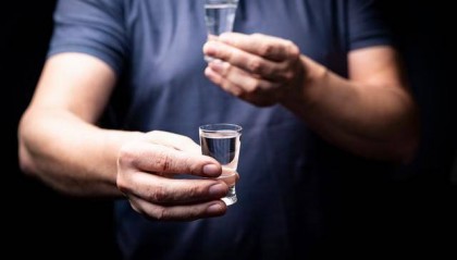男子到女友姑父家做客不听劝阻饮酒过多死亡,家属索赔47万元,一审判了