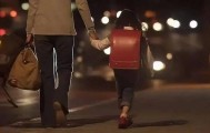 解忧 | 单亲爸爸跑网约车,女儿全程住车上