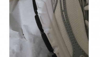 多名消费者投诉李佳琦直播间正品耐克鞋溢胶开线等 品牌方：或为仓库疏漏