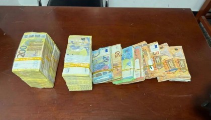 男子携带成捆现金入境，折合人民币超360万元，被海关查获