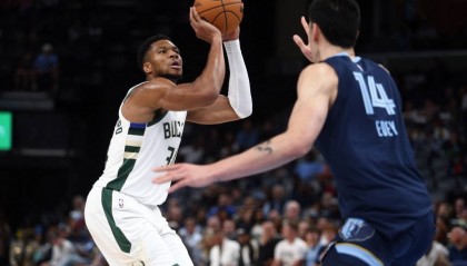 莫兰特三双阿德托昆博空砍37分 灰熊大胜雄鹿