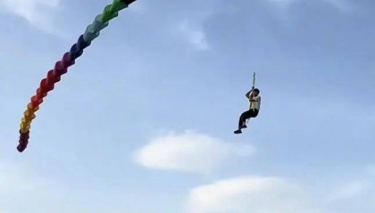 石家庄一巨型风筝带男子“飞上天”！目击者：十多人协作，最后男子安全落地