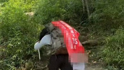 湖南一男子背40公斤蜜雪冰城上武功山售卖,收入不多纯体验