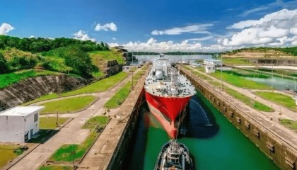 李嘉诚没想到，大局基本已定，北京专机顺利返回，港媒趁机发声