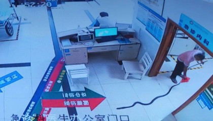 眼镜王蛇咬伤老人,家属拖两米多长的“凶手”冲进医院!“拎蛇就医”可取吗?