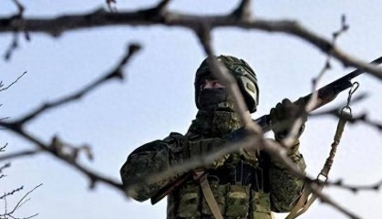 俄军“一打二”乌军视频公开，双方贴脸作战，单兵素质差距很大！