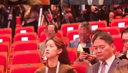 刘强东章泽天现身韩国,同框参加活动表情严肃