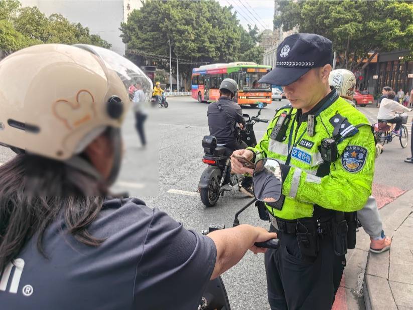 “绞尽脑汁”遮挡号牌？广州交警继续严查“电鸡”交通违法行为