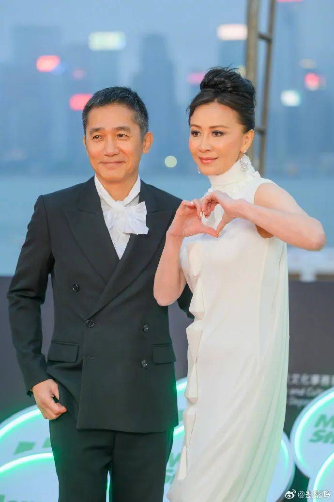 刘嘉玲连发10多张梁朝伟照片：他都不知道自己帅！头发白了也不肯染