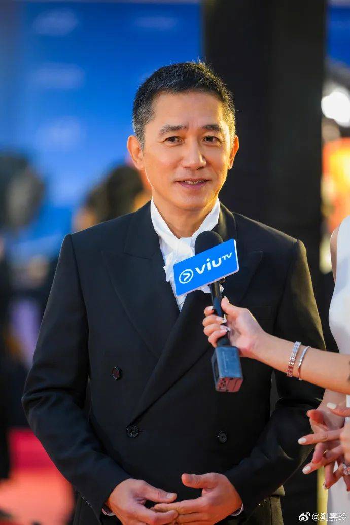刘嘉玲连发10多张梁朝伟照片：他都不知道自己帅！头发白了也不肯染