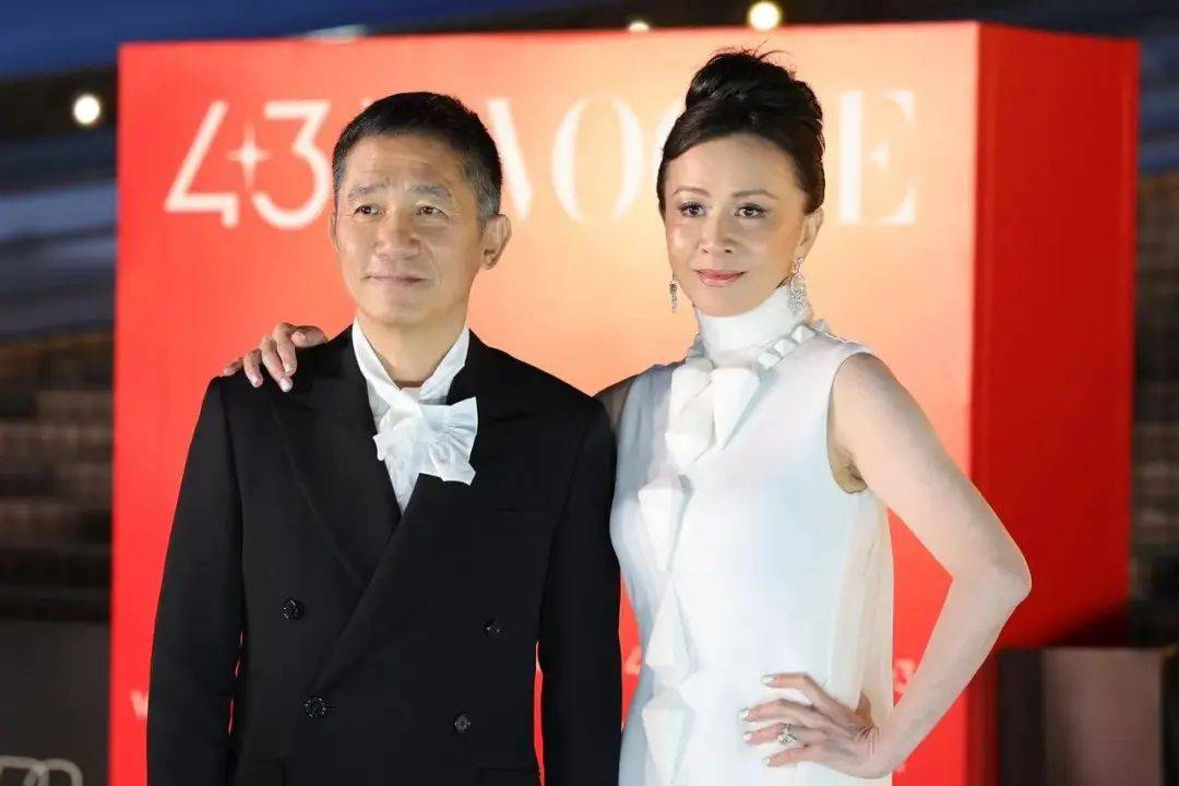 刘嘉玲连发10多张梁朝伟照片：他都不知道自己帅！头发白了也不肯染