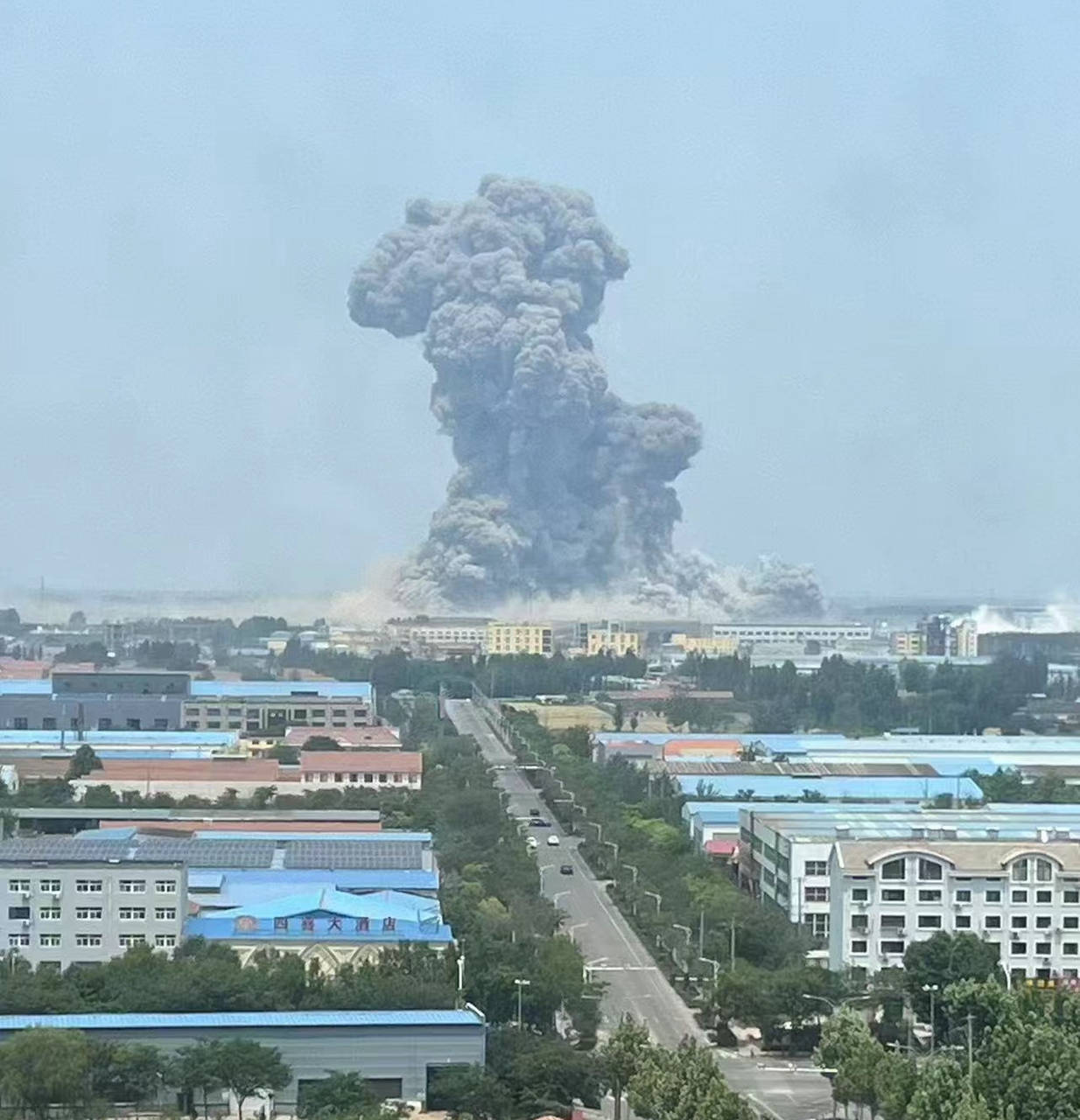 山东高密一化工厂发生爆炸 周边学校已完成疏散 潮新闻记者连线