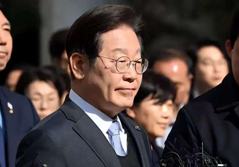 当不上总统了？最新民调出炉，李在明支持率下跌，对华态度曝光