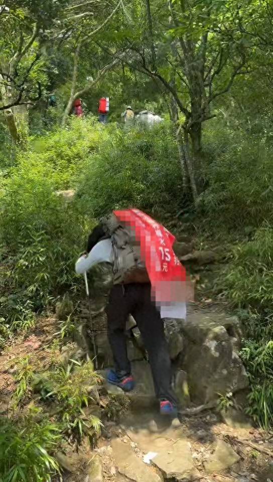 湖南一男子背40公斤蜜雪冰城上武功山售卖，收入不多纯体验