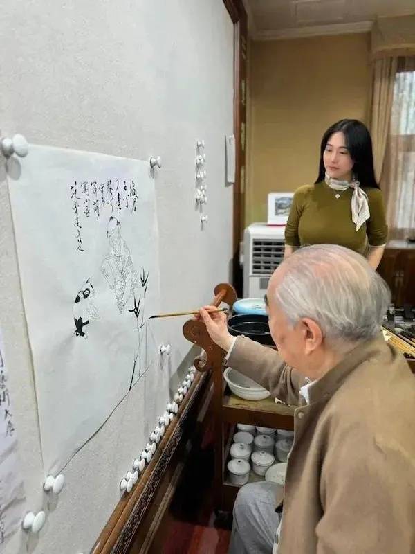 画家范曾报平安，称正闭门写书感谢关心，此前陷“失联”风波，业内称其家中两拨人内斗