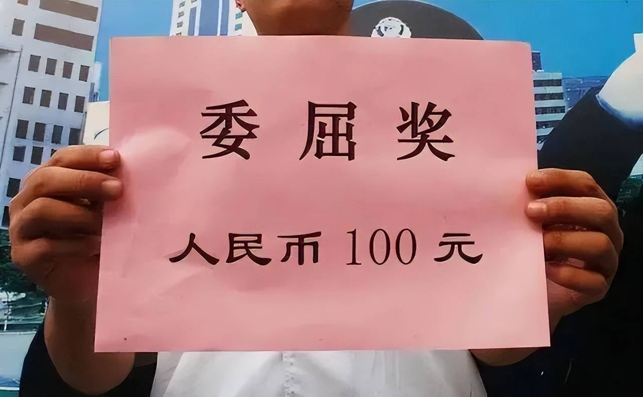 事发上海星巴克！女顾客咆哮10分钟，骂哭女店员！有人注意到一个细节