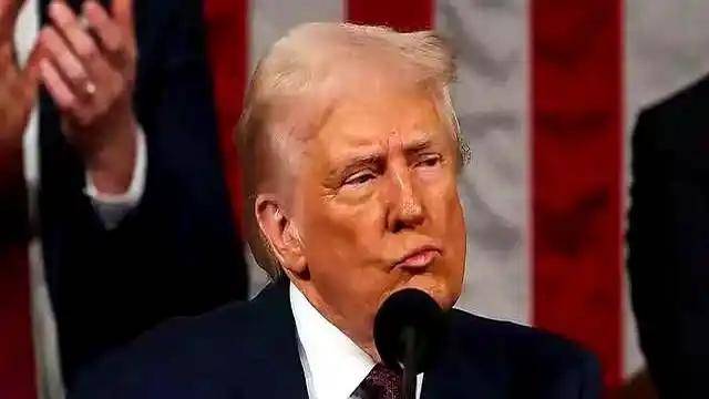 再次翻脸!特朗普重启关税大棒,没想到中方出手快准狠:直接被稀土卡住脖子!