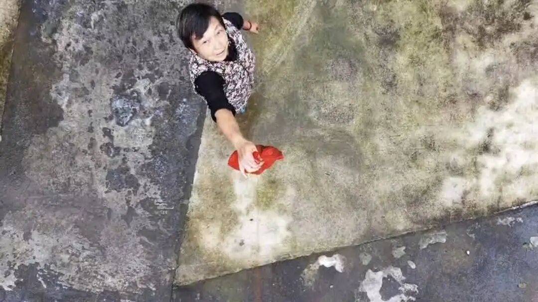 四川巴中男子宴席打包“坨子肉”，用无人机“空投”给95岁外婆