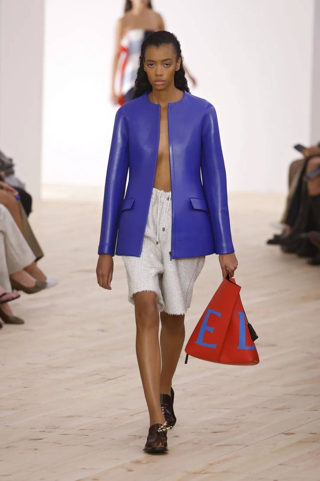 LOEWE新设计师首秀爆了，新配色太撩人！