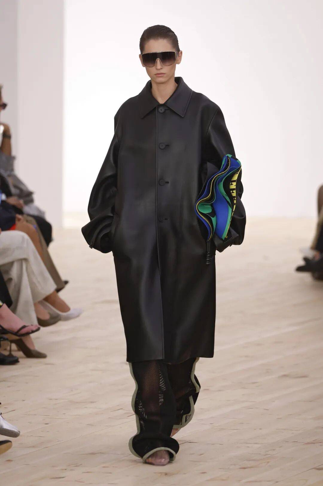 LOEWE新设计师首秀爆了，新配色太撩人！