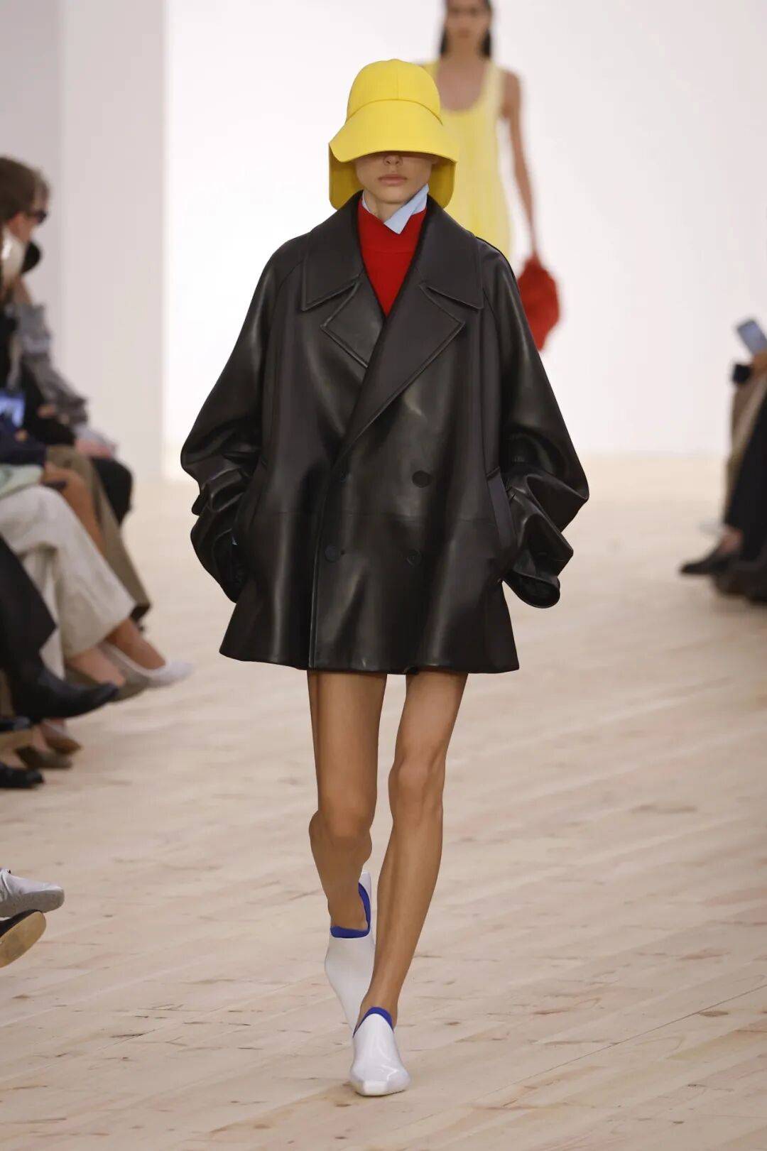 LOEWE新设计师首秀爆了，新配色太撩人！