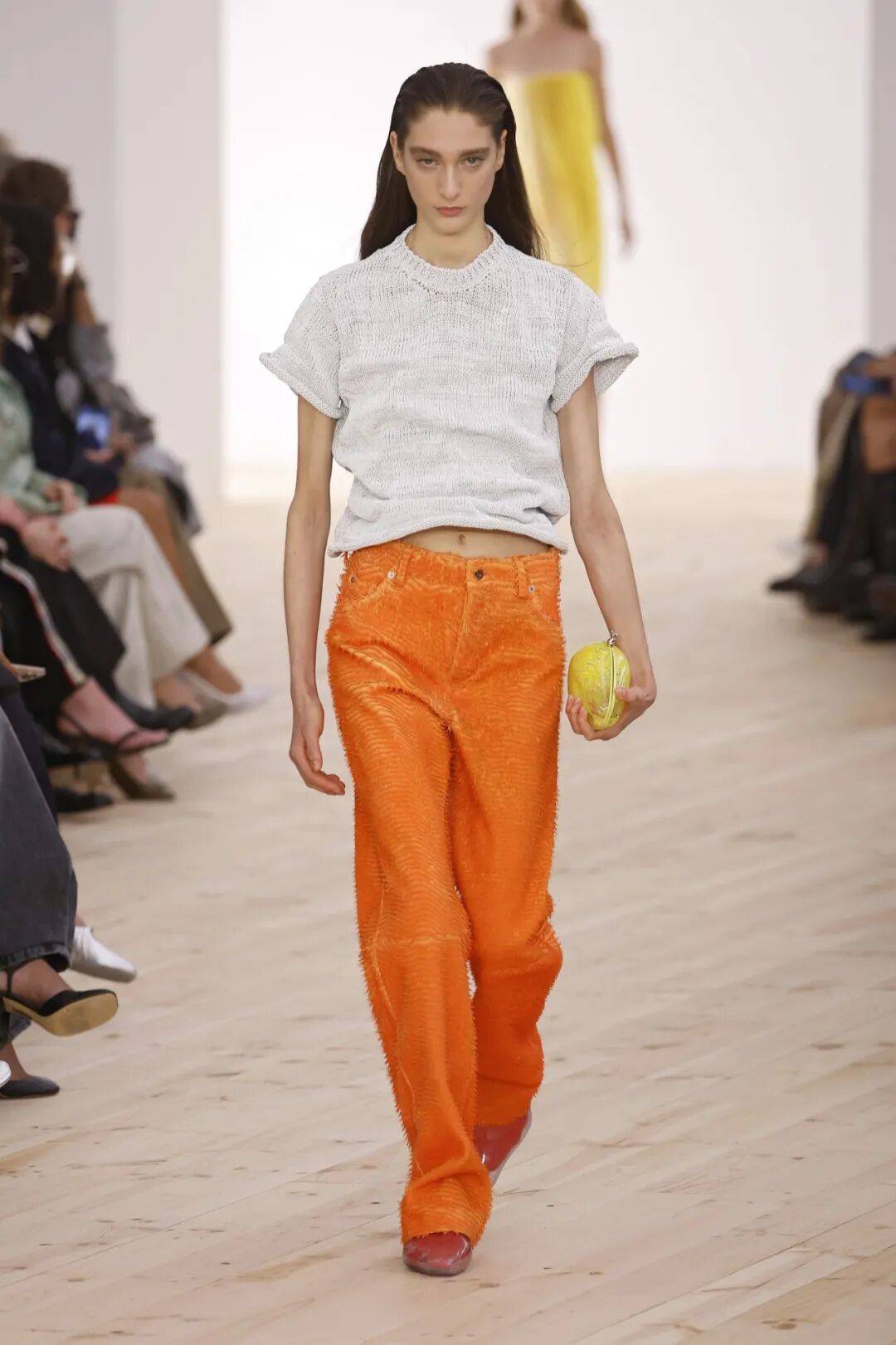 LOEWE新设计师首秀爆了，新配色太撩人！