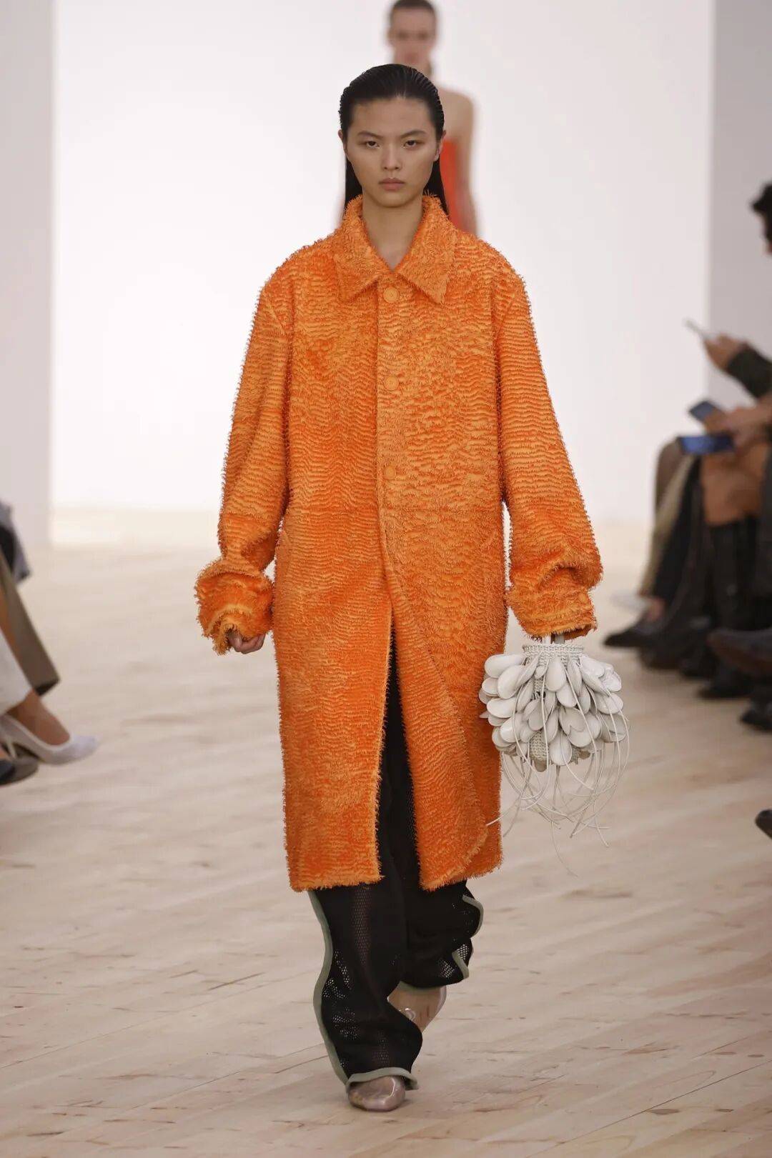 LOEWE新设计师首秀爆了，新配色太撩人！