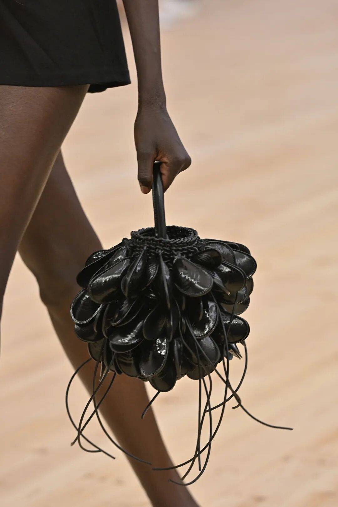 LOEWE新设计师首秀爆了，新配色太撩人！